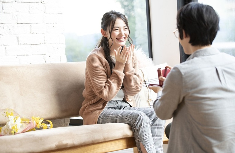 彼女へのプレゼント アクセサリー｜彼女への特別なアクセサリープレゼントの選び方ガイド